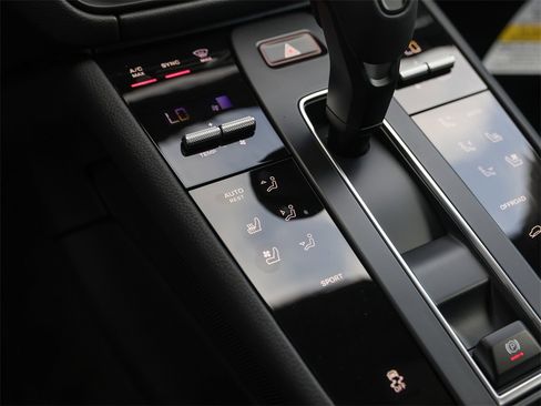 Certified 2025 Porsche Macan image 21