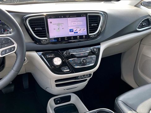 Used 2024 Chrysler Pacifica Touring-L FWD image 9