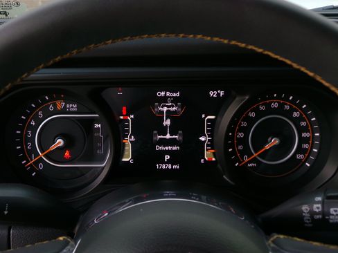 Used 2024 Jeep Wrangler Unlimited Sahara AWD/4WD image 32