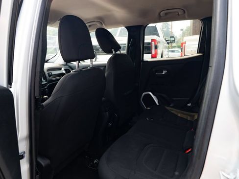 Used 2018 Jeep Renegade Latitude FWD image 19