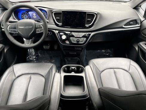 Used 2025 Chrysler Pacifica Select FWD image 14