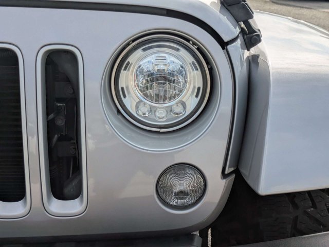 Used 2017 Jeep Wrangler Unlimited Sahara w/ Connectivity Group AWD/4WD image 10