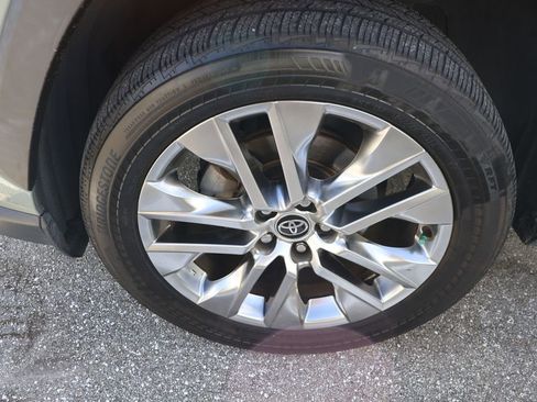 Used 2021 Toyota RAV4 XLE Premium FWD image 4
