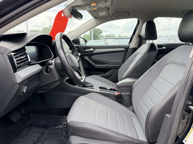 Used 2025 Volkswagen Jetta SE FWD image 16