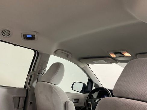 Used 2020 Toyota Sienna LE w/ LE Preferred Package FWD image 23