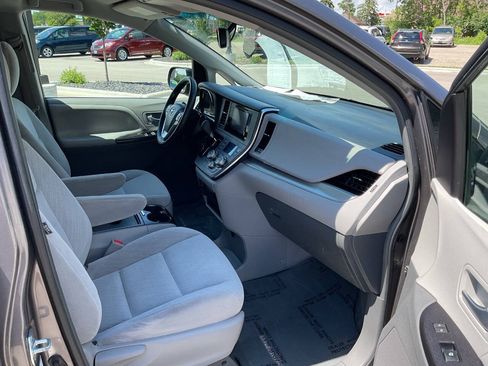 Used 2017 Toyota Sienna LE AWD/4WD image 42