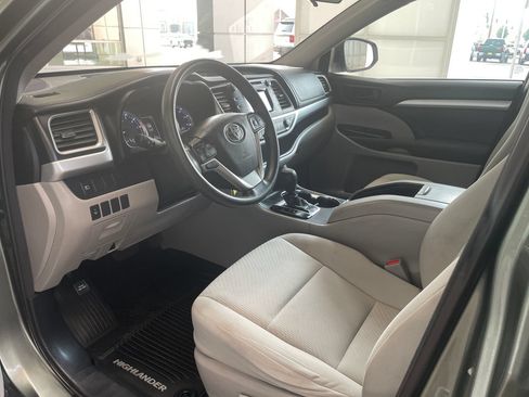 Certified 2017 Toyota Highlander LE AWD/4WD image 4