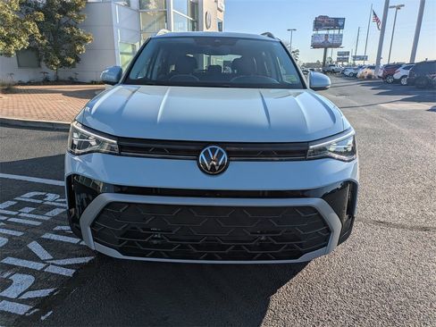 Certified 2025 Volkswagen Taos SE w/ Panoramic Sunroof Package image 9