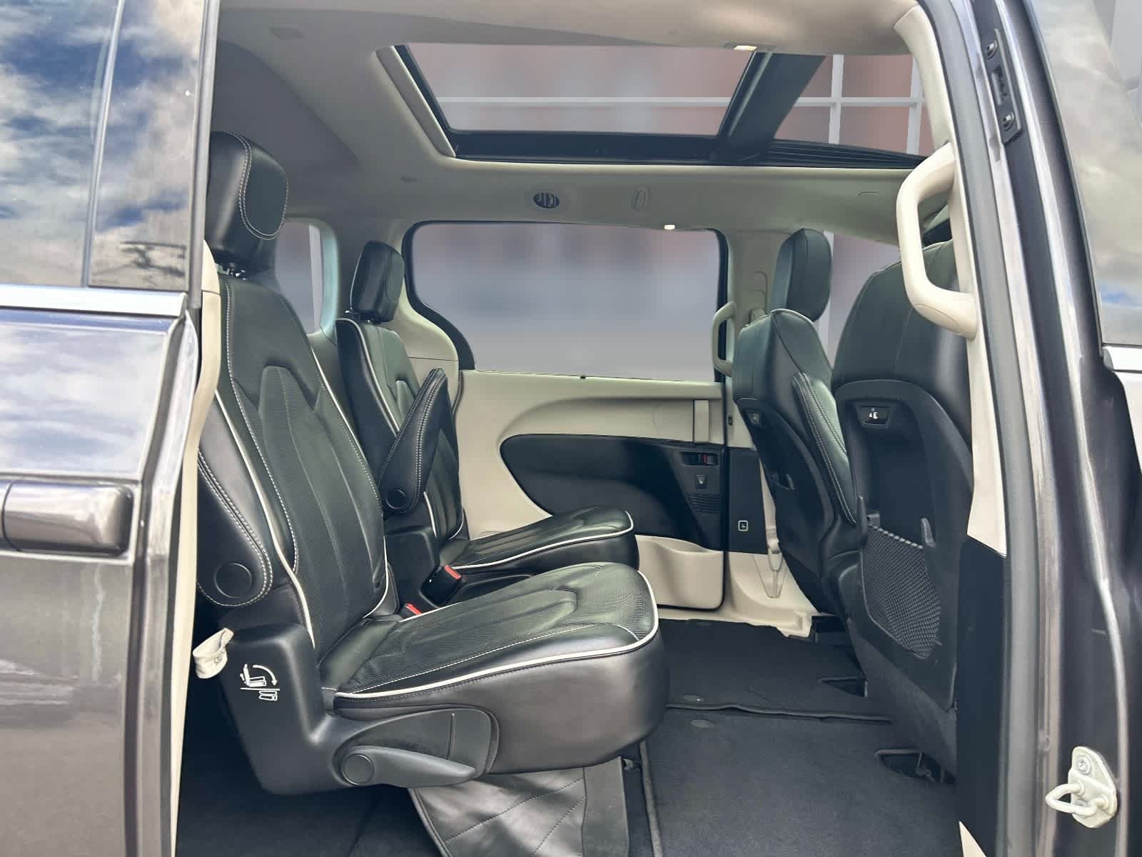 Used 2023 Chrysler Pacifica Limited FWD image 20