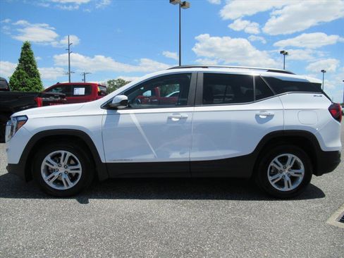 Used 2023 GMC Terrain SLE w/ Driver Convenience Package image 4