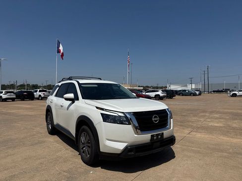 Certified 2024 Nissan Pathfinder SV FWD image 1