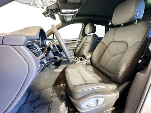 Certified 2025 Porsche Macan image 5