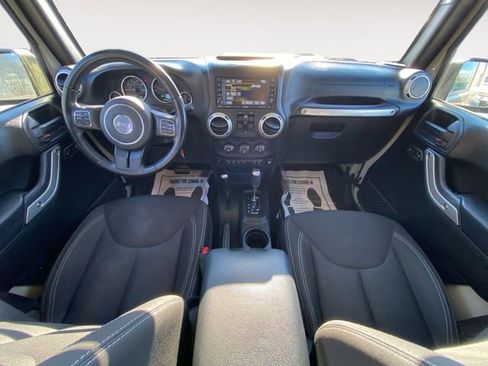 Used 2017 Jeep Wrangler Unlimited Rubicon w/ Cold Weather Group image 10