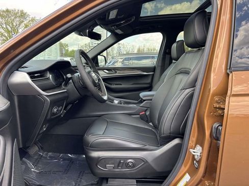 New 2026 Jeep Grand Cherokee Limited w/ Limited Altitude Package AWD/4WD image 4
