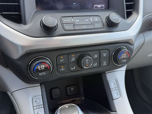 Used 2017 GMC Acadia SLT FWD image 16