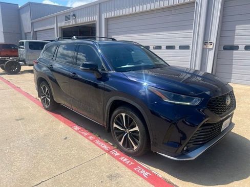 Used 2022 Toyota Highlander XSE AWD/4WD image 2