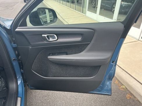 Used 2025 Volvo XC40 B5 Plus AWD/4WD image 14