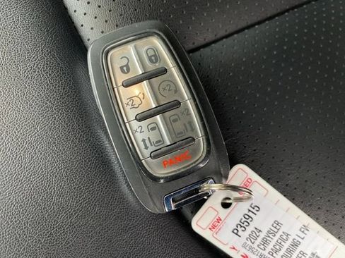 Used 2024 Chrysler Pacifica Touring-L FWD image 22