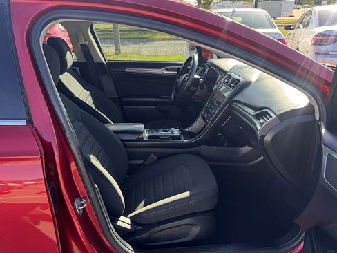 Used 2020 Ford Fusion SE FWD image 28
