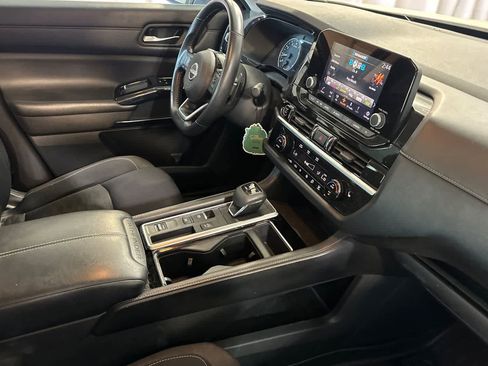 Used 2022 Nissan Pathfinder SV image 18