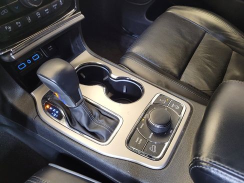 Used 2019 Jeep Grand Cherokee Overland AWD/4WD image 26
