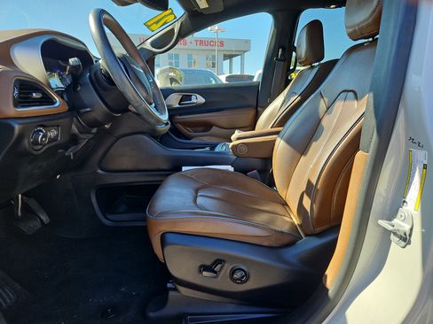 Used 2021 Chrysler Pacifica Limited w/ Uconnect Theater Family Group image 13