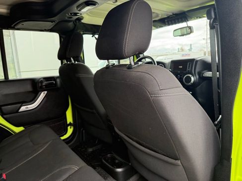 Used 2016 Jeep Wrangler Unlimited Rubicon w/ Connectivity Group AWD/4WD image 22