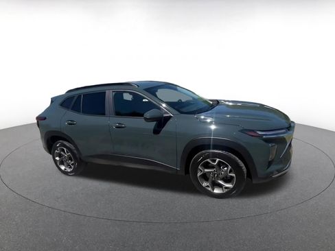 Used 2025 Chevrolet Trax LT w/ LT Convenience Package image 2