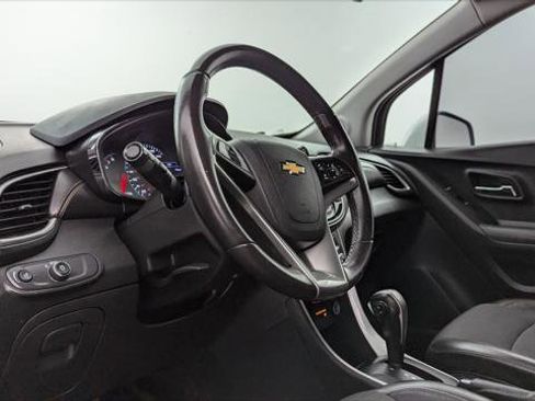 Used 2020 Chevrolet Trax LT w/ LT Convenience Package image 23