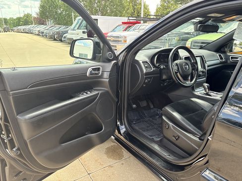 Used 2017 Jeep Grand Cherokee Altitude AWD/4WD image 10