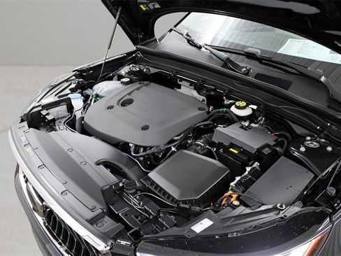 Certified 2025 Volvo XC40 B5 Plus w/ Protection Package Premier image 17