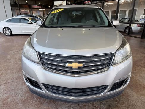 Used 2017 Chevrolet Traverse LT image 2