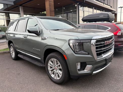 Used 2024 GMC Yukon SLT AWD/4WD image 2