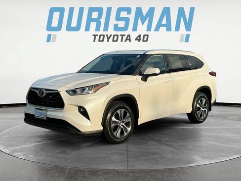 Used 2021 Toyota Highlander XLE AWD/4WD image 3