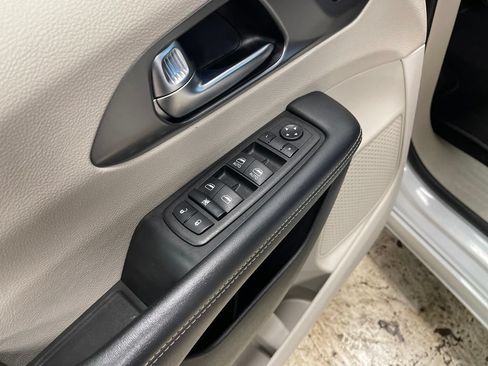 Used 2023 Chrysler Pacifica Touring-L FWD image 16