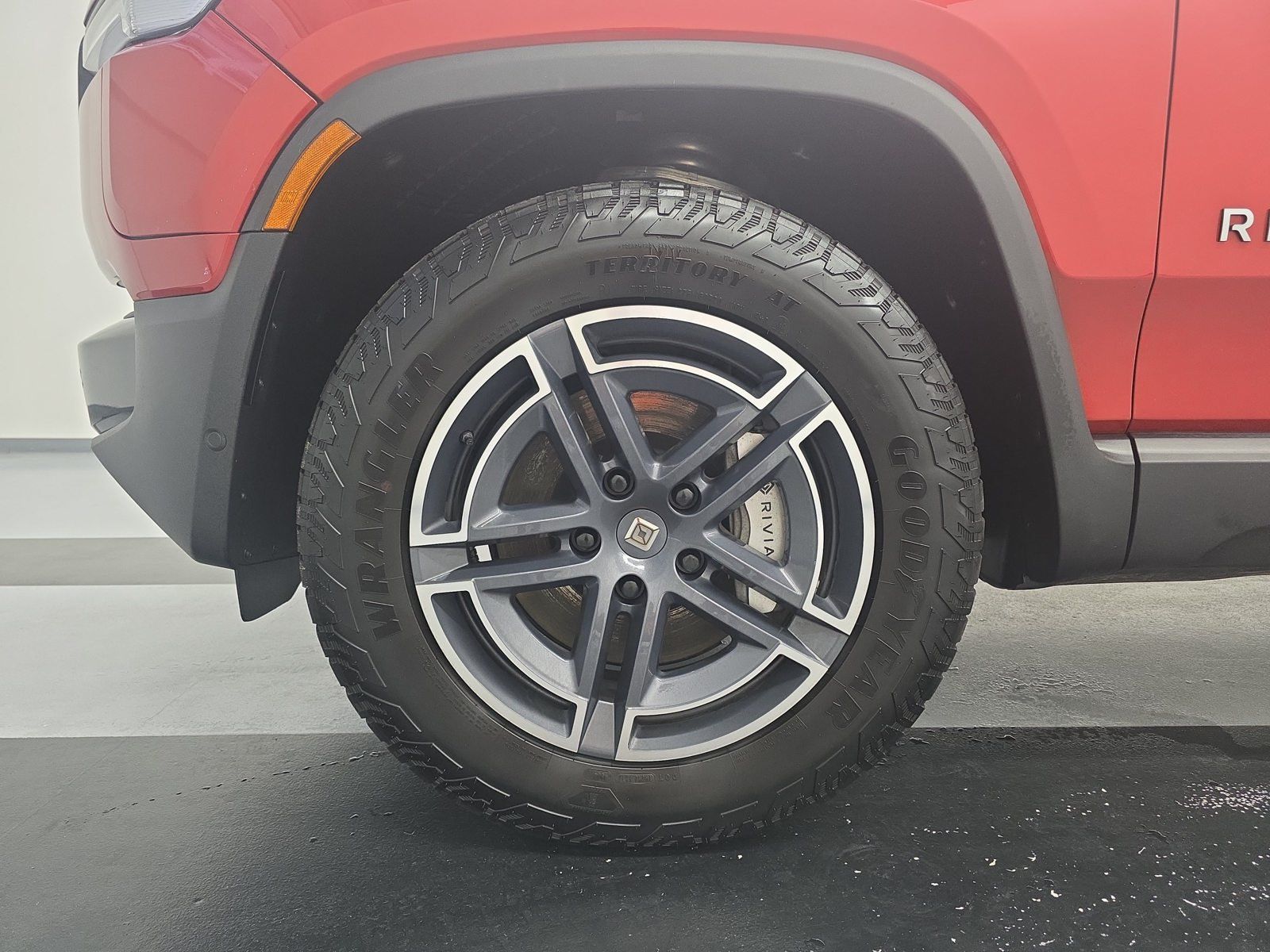 Used 2025 Rivian R1S Adventure Dual AWD/4WD image 9