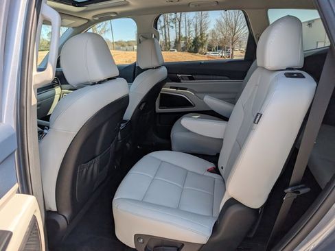 Used 2024 Kia Telluride EX w/ EX Captain's Chair Package image 14