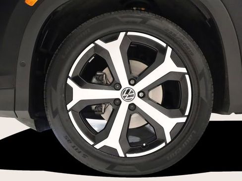 Used 2025 Volkswagen Tiguan SE FWD image 9