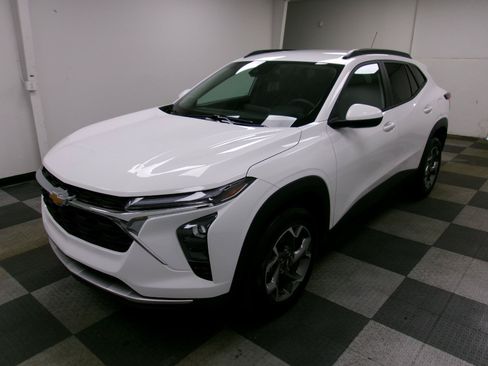 Used 2025 Chevrolet Trax LT FWD image 1