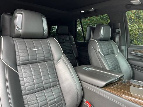 Used 2024 Cadillac Escalade Sport Platinum w/ LPO, ONYX Package AWD/4WD image 28