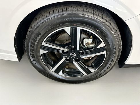 Used 2024 Nissan Sentra SV FWD image 11