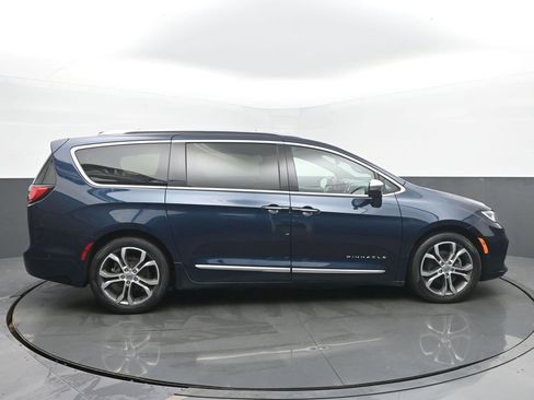 Used 2024 Chrysler Pacifica Pinnacle FWD image 6