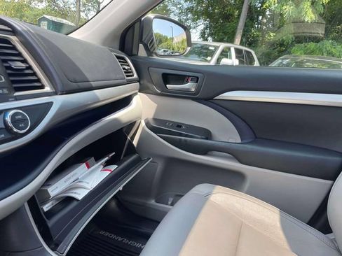 Used 2017 Toyota Highlander XLE AWD/4WD image 33