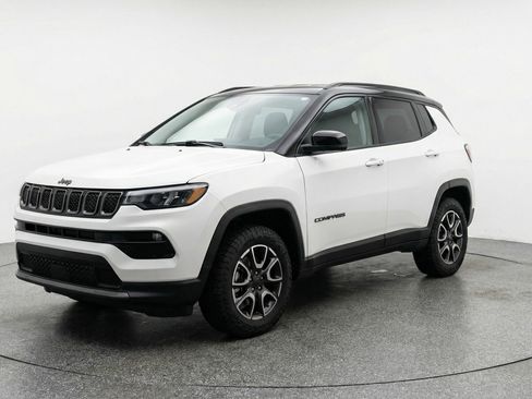 Used 2025 Jeep Compass Trailhawk w/ Trailer Tow Group AWD/4WD image 3