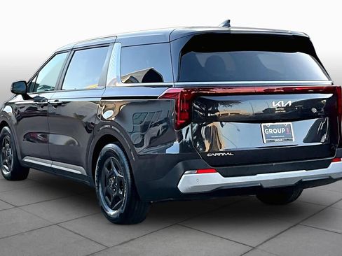 Used 2025 Kia Carnival FWD image 12