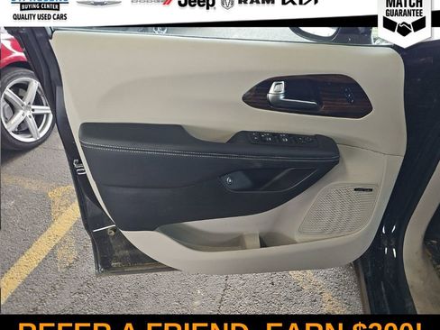Used 2023 Chrysler Pacifica Limited w/ Uconnect Theater Family Group FWD image 10