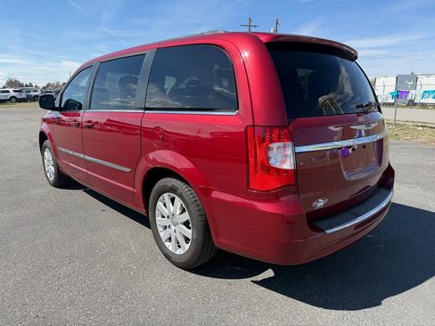 Used 2015 Chrysler Town & Country Touring FWD image 3