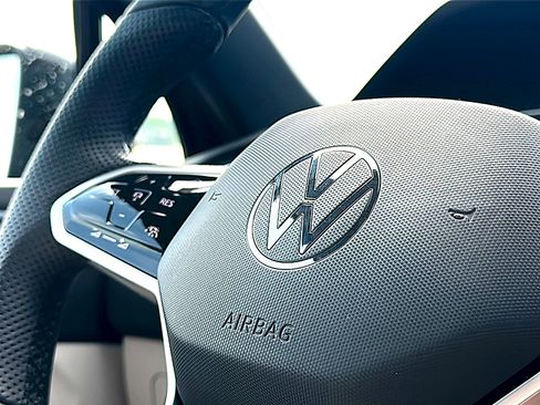 Used 2024 Volkswagen Tiguan SE R-Line w/ MDO Package, Three-Row FWD image 32