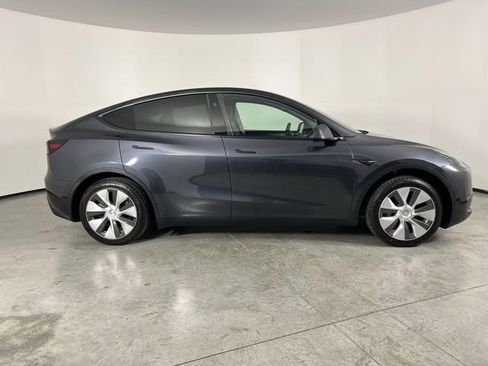 Used 2024 Tesla Model Y 2WD image 9