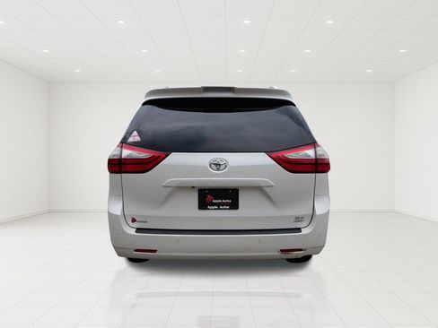 Used 2018 Toyota Sienna XLE w/ XLE Navigation Package AWD/4WD image 5